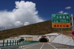 世界上海拔最高的高速公路，那拉高速平均海拔4500米以上